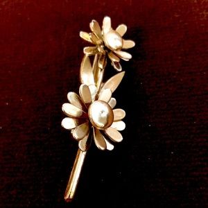 ❤️ EUC VTG 1960’s fun groovy Daisy brooch